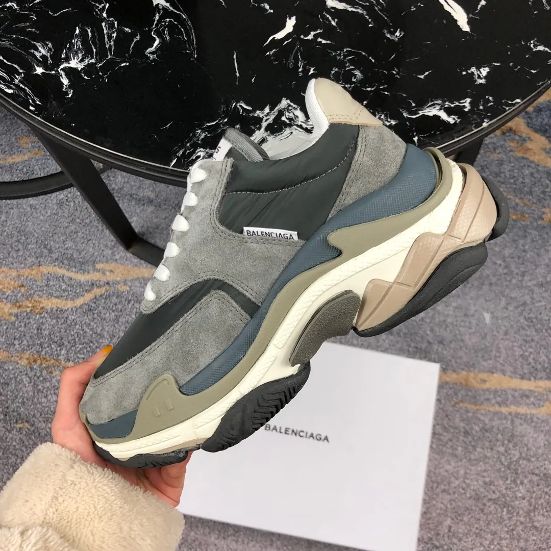 👟👟Ex-factory price 800👟👟 Balenciaga second generation 17 colors🖤 Balenciaga Triple-s Balenciaga-dad shoes. The world’s most popular retro jogging shoes 🔥. 🔺Retro distressed craftsmanship ~ original combination sole, heavy craftsmanship, not a low-end 2-layer combination sole! The upper is made of imported parachute cloth spliced ​​with nubuck matte, priced at 24 yuan per foot, which is different from the ordinary canvas on the market! The back is covered with cowhide high-frequency embossing! ⚠️When purchasing authentic products at the counter, I specifically asked the clerk about the materials. Size: 35-41 yards, men’s size 39-45, matching cloth bag, shoelaces, complete certificate of certification/men’s model will be notified later.